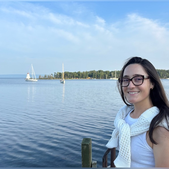 Meet your Posher, Amanda - Picture 1 of 5